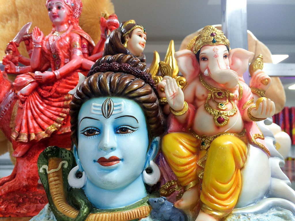 A statuette representing Ganesha with his father, mother and brother. Photo by VedSutra, CC BY-SA 4.0 